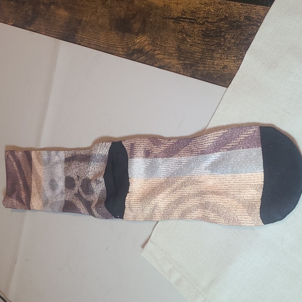 Nwot BNA Carpet printed socks (2 pairs)
